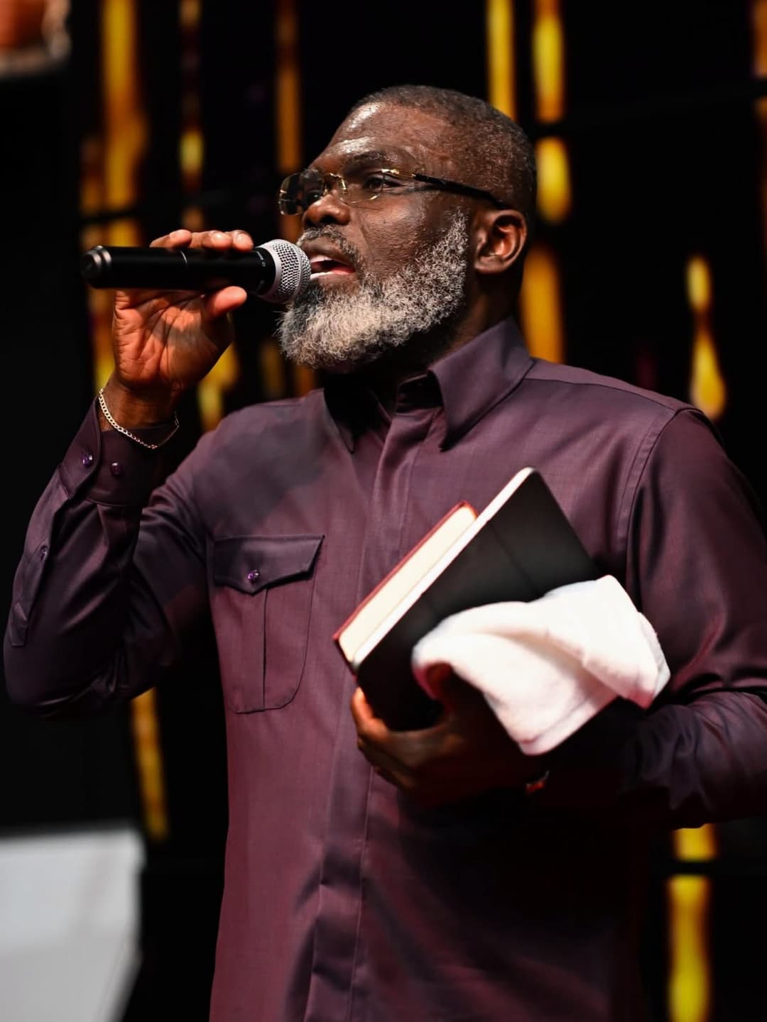 Révérend Francis Ngawala au micro devant l'assemblée