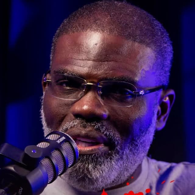 Révérend Francis Ngawala au micro devant l'assemblée